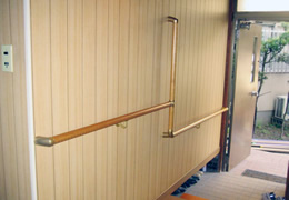 玄関の手すり取り付け例（取り付け後写真）